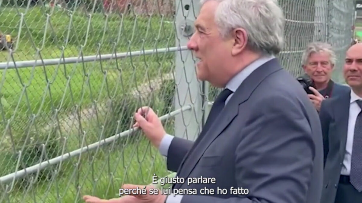 Tajani a Imola, gruppetto di tifosi lo critica: “Non parlate di pace se poi vendete armi”