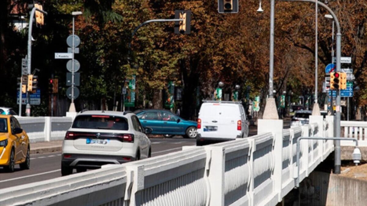 Vuole gettarsi dal ponte di Viale Dante, salvato da Carabinieri e un amico