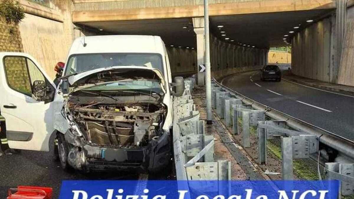 Bretella, altro incidente: furgone perde il controllo e urta il muro