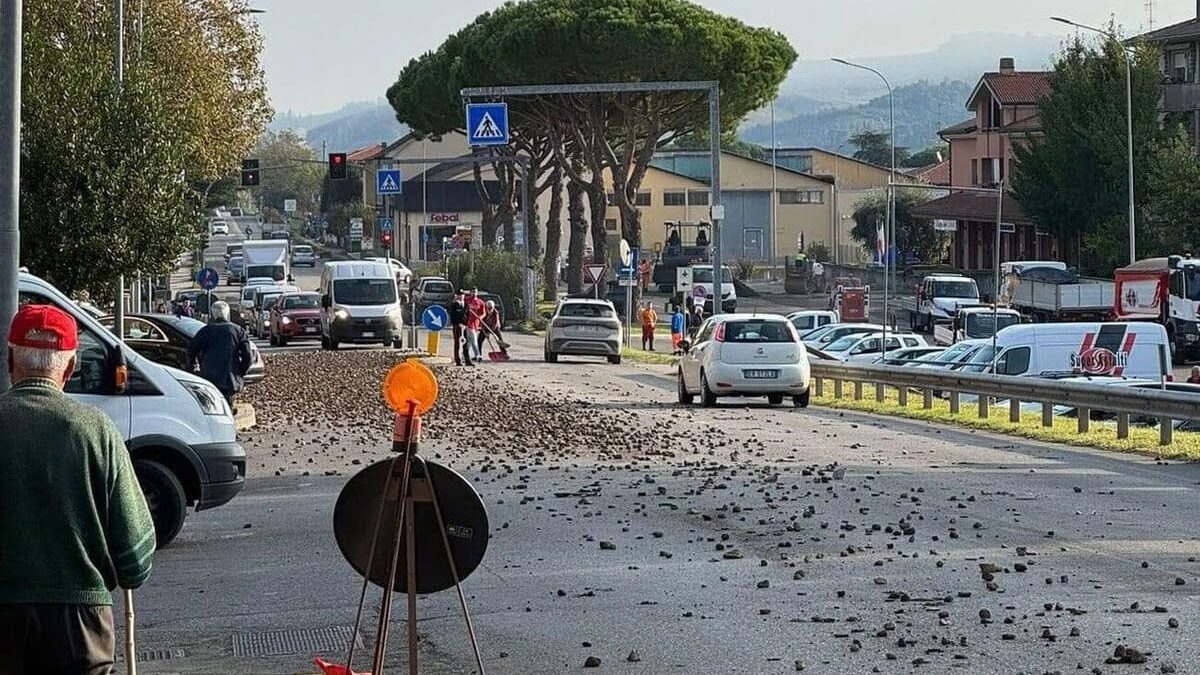 Camion perde sassi sulla Montanara “Quali impedimenti del pronto intervento stradale?”