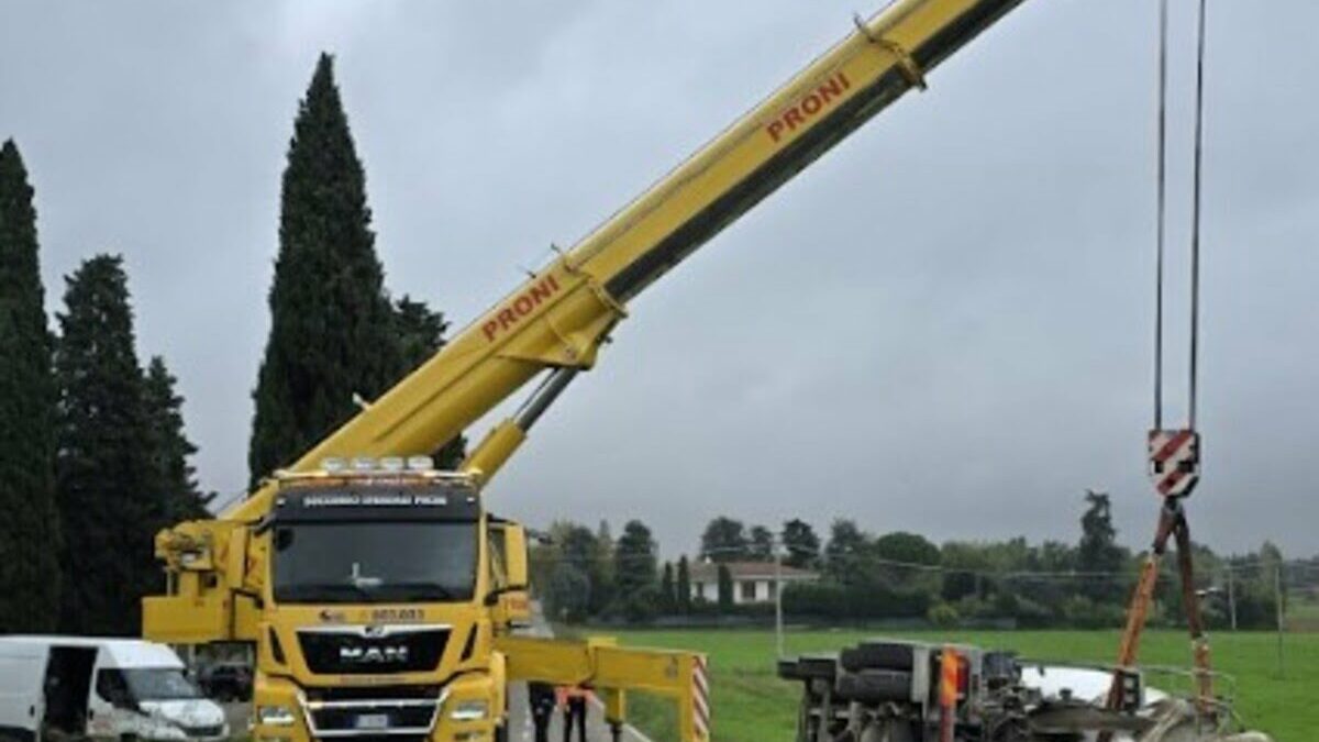 Altra uscita di strada in via Pediano: camion betoniera finisce nel campo