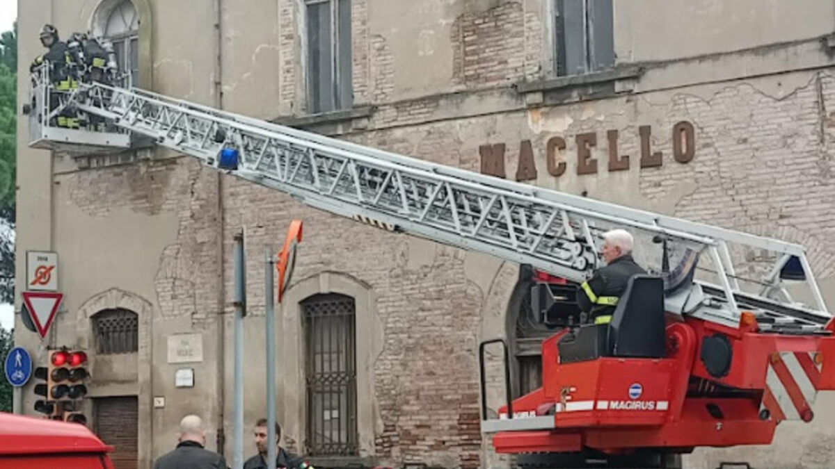 L’ex Macello perde i pezzi: cadono vetri e calcinacci, intervento dei Pompieri