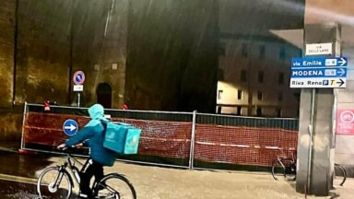 Riders al lavoro nonostante l’alluvione: esposto in Procura dei Sindacati