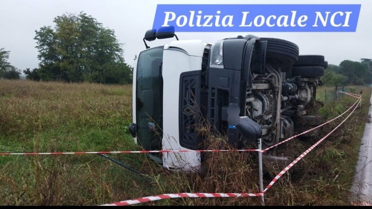 Camion di rifiuti diretto in discarica si ribalta, illeso l’autista