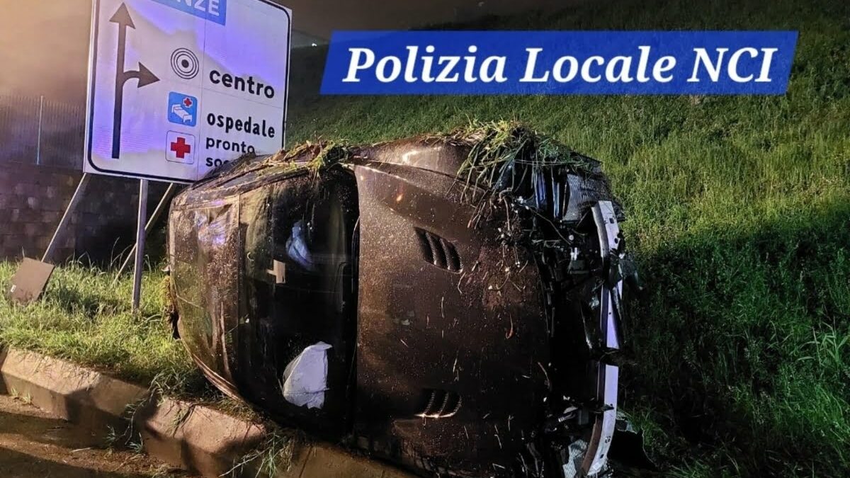 Altro incidente in Bretella, auto si ribalta, nessun ferito