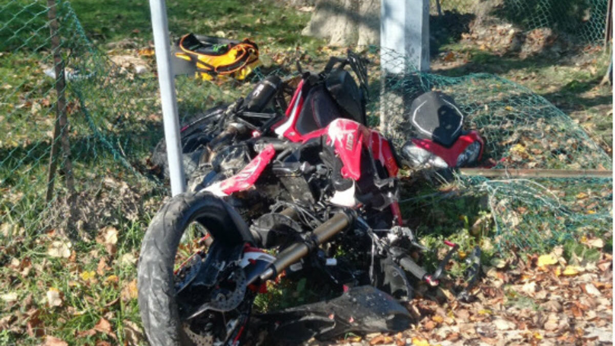 Giardino, scontro durante un sorpasso: motociclista sbalzato contro un albero