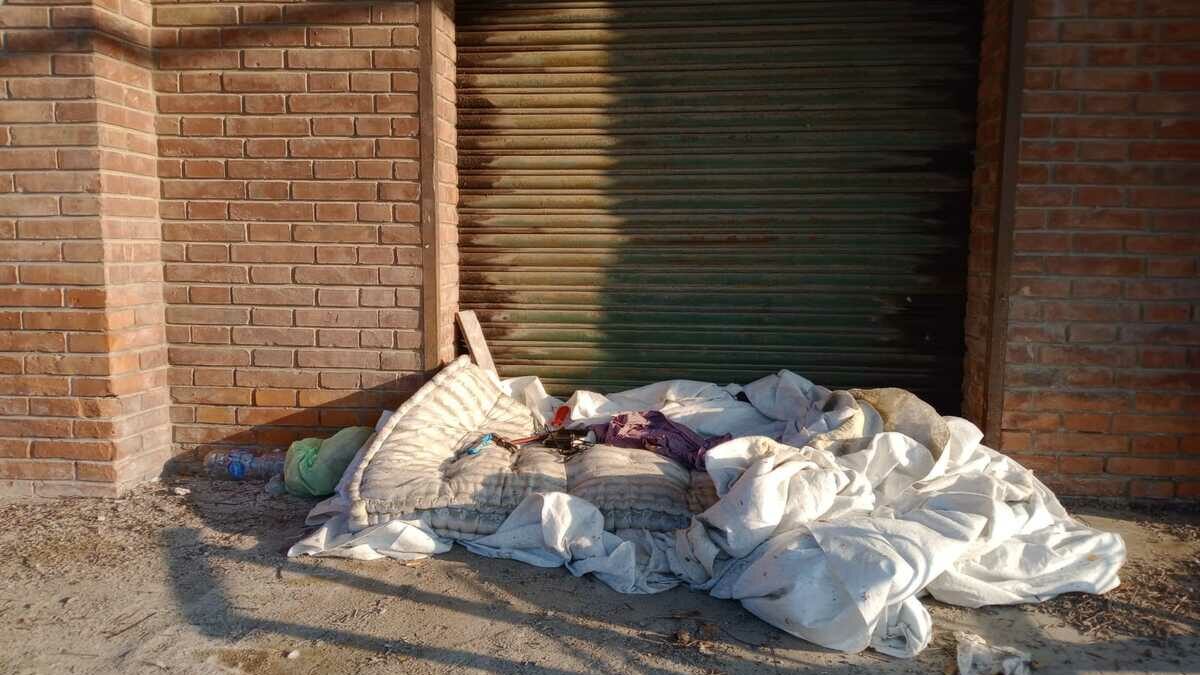 Stazione, la segnalazione “Giacigli di fortuna nell’ex scalo merci”