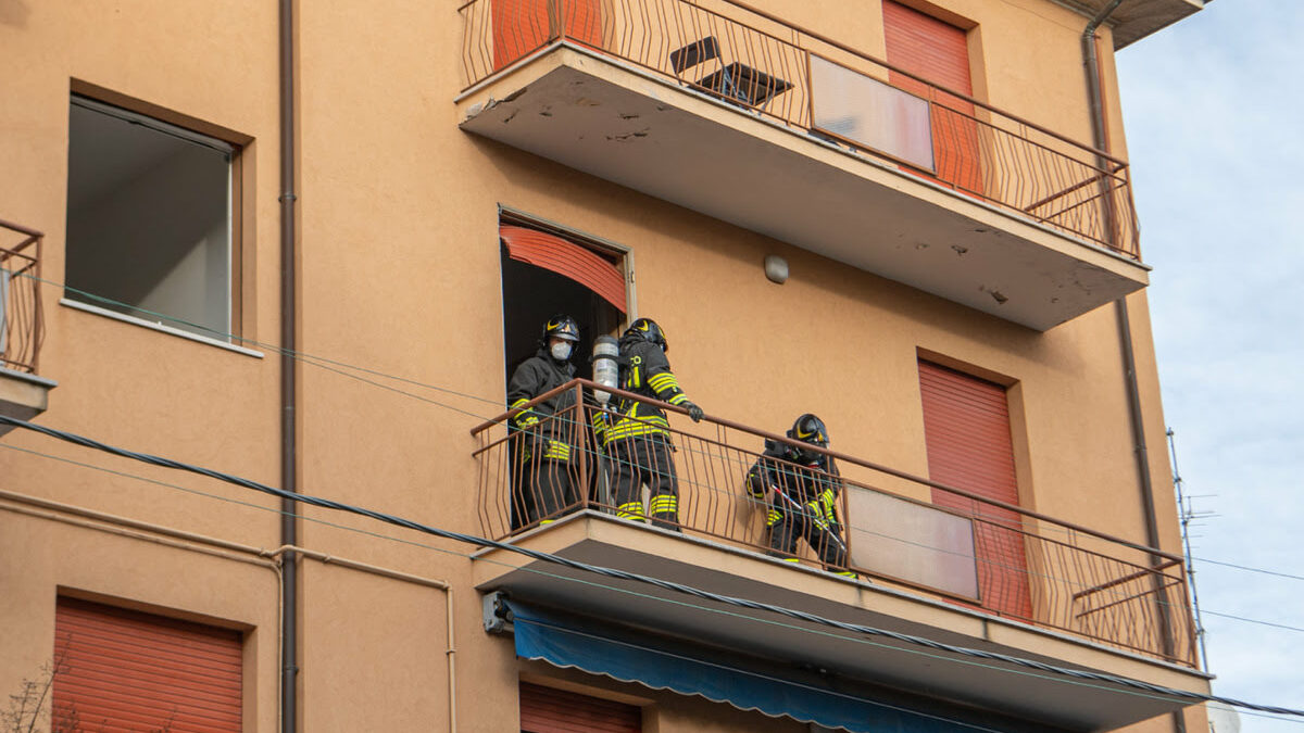 Indagini dopo l’esplosione in via Gioberti: sul posto il NIA da Bologna